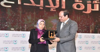 بالفيديو..الرئيس يمنح فتاة "عربة البضائع" جائزة الإبداع السنوى للشباب