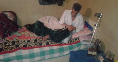 بالصور.. مأساة "عم ياسين" مصاب بشلل ويحلم بغرفة وعكاز يمشى عليه