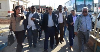 بالصور ..محافظ الاسماعيلية يتفقد أعمال تطوير الطرق بمعدية القنطرة غرب 
