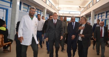 بالفيديو والصور.. محافظ قنا يتفقد أعمال القافلة الطبية بالمستشفى العام