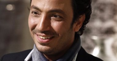 طارق لطفى يعود بصحبة أسرة مسلسله "بين عالمين" من الغردقة