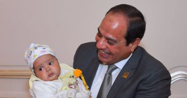 بالصور.. معاقة تحكى قصتها وتصف السيسى بالأسطورة.. والرئيس يحتضن طفلتها
