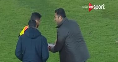 شاهد.. توجيه مغناطيسى من "ميدو" للاعب دجلة بين شوطى لقاء المقاولون
