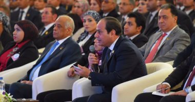بالصور.. السيسى: "طول ما الشعب المصرى متماسك مابخافش من حد لاجوة ولا برة"