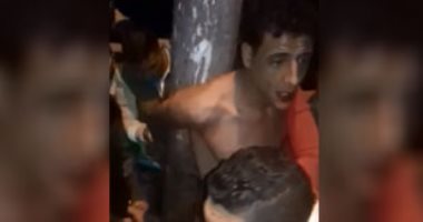 بالفيديو.. أهالى شط جريبة بدمياط يقيدون لص دراجات بخارية فى عمود إنارة