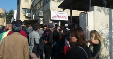 بالصور.. مواطنون يتوافدون للتبرع بالدم لمصابى تفجير الكنيسة البطرسية