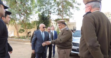 مدير أمن قنا يتفقد الخدمات التأمينية حول الكنائس 