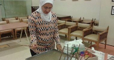 بعد الرسم على الأكل واللبان ..بالصور رشا بترسم على المياه بألوان الزيت