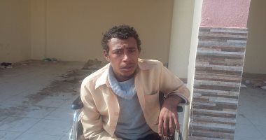 بالصور.. مأساة شاب مشلول فى دمياط تخلى عنه أهله ويعيش فى الشارع