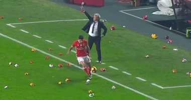 بالفيديو.. جماهير بنفيكا تعطل لاعبى فريقها عن تسجيل هدف بالورق 