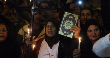 بالصور.. تزايد الأعداد أمام الكنيسة البطرسية وسط هتافات داعمة لرجال الشرطة