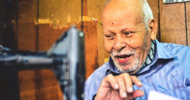 قارئ يرسل قصة مصورة عن حياة أقدم ترزى فى كوم الدكة "65 سنة عمل"