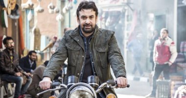 اليوم .. كريم عبد العزيز يدخل ديكور منزله فى"الزيبق" باستديو معهد السينما