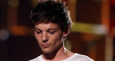 لويس توملينسون عضو "one direction" يشكر معجبيه لدعمه بعد وفاة والدته