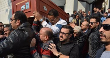 بالصور.. تشييع جنازة محمود أبو زيد بحضور يحيى الفخرانى وإلهام شاهين