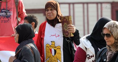 مواطنون يشاركون فى جنازة شهداء الكنيسة البطرسية بالمصاحف