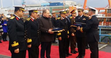 مصر تتسلم الغواصة الألمانية طراز 209 / 1400.. قائد القوات البحرية يدشن الثانية من نفس النوع ويؤكد: حريصون على تطوير وتحديث الأسطول البحرى.. الفريق أسامة ربيع: مصر تحافظ على استعدادها الدائم كقوة سلام وعدل