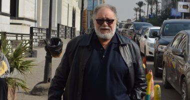 يحيى الفخرانى مع "بالحجم العائلى" فى أحد مستشفيات القاهرة بعد مرسى علم