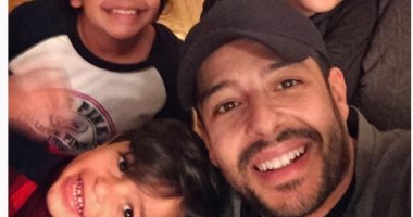 محمد حماقى بنشر صورة له مع أطفال عائلته على "إنستجرام"