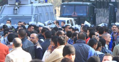 بالصور.. أقباط ينظمون مسيرة أمام مركز الأزهر للمؤتمرات للتنديد بحادث "البطرسية"