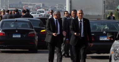 استعدادات أمنية مكثفة أمام المنصة قبل تشييع شهداء الكنيسة البطرسية