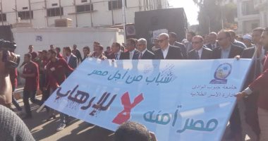 محافظ قنا يقود مسيرة لتقديم واجب العزاء فى ضحايا البطرسية بمطرانية المحافظة