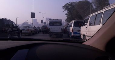 قارئ يطلب كتابة تعريفة الأجرة بخط (مطاى- المنيا) على زجاج "السرفيس" 