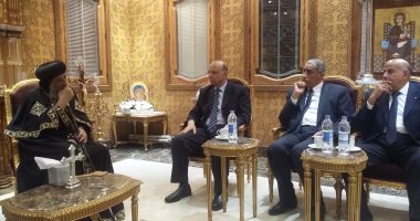 محافظ القاهرة يقدم التعازى للبابا تواضروس فى شهداء تفجير الكنيسة