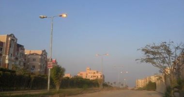 قارئ يرصد أعمدة إنارة مضاءة نهاراً بالشيخ زايد