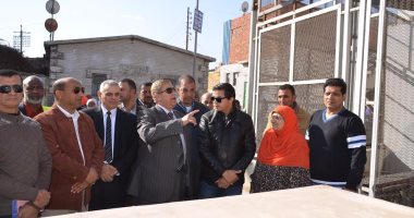محافظ الاسماعيلية يباشر تركيب مصاعد كهربائية لكوبرى نفق الثلاثينى
