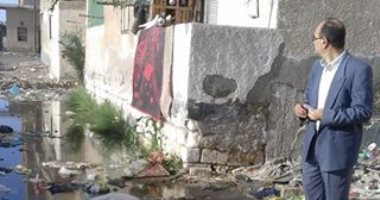 بالصور .. مياه الصرف الصحى تحاصر اهالى العامرية و الحى يبحث المشكلة