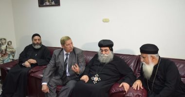 محافظ الإسماعيلية يقدم العزاء لمطران الكنيسة الأرثوذكسية فى شهداء "البطرسية"