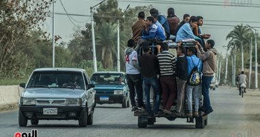 بالصور..التروسيكل وسيلة مواصلات "مميتة" لأطفال قرى أسيوط