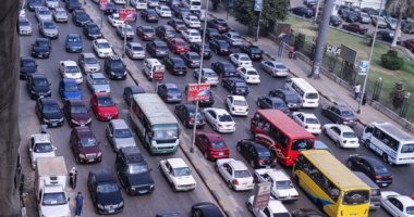 كثافات مرورية بسبب تعطل أتوبيس وسيارة بمحور صفط اللبن وشارع البحر الأعظم