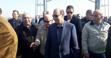 مهاب مميش يشهد التشغيل التجريبى للكوبرى العائم بقناة السويس