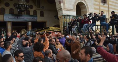 بدء صلاة الجنازة على جثمان النجمة زبيدة ثروت بمسجد السيدة نفيسة