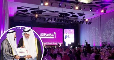 "للإبداع مؤسسة ترعاه".. حاكم الشارقة يتسلم درع "مسيرة عطاء".. الأمير خالد الفيصل يكرم الشيخ سلطان القاسمى بحفل جوائز الإبداع العربى.. ومصريان يحصدان جائزتى الأدب والإعلام