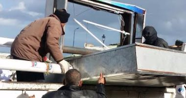 حى شرق الاسكندرية يرفع الاعلانات التى سقطت من شدة الرياح
