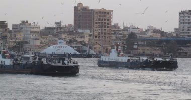 بالفيديو والصور .. معديات بورسعيد تواصل العمل رغم سوء الأحوال الجوية