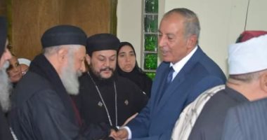 بالصور.. محافظ البحر الأحمر يقدم العزاء فى شهداء البطرسية بأحد كنائس الغردقة