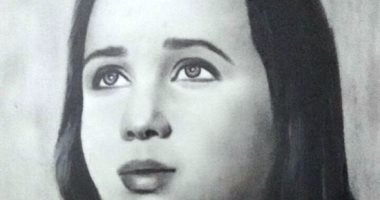 رسام بالمنوفية ينعى زبيدة ثروت برسم لوحة لها بالفحم