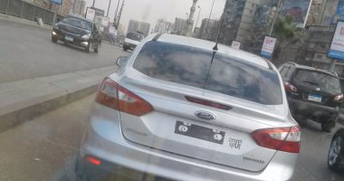قارئ يرصد سيارة بدون لوحات معدنية على كوبرى سفنكس