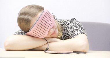 عشان متروحش عليك نومة.. قناع ذكى للعين يهدئ أعصابك ويوقظك من النوم