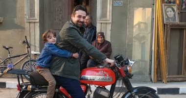 كريم عبد العزيز يستعين بدراجة بخارية انتشرت فى الستينيات بـ"الزيبق"