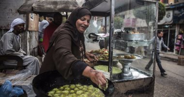 بالصور.. الرزق يحب الخفية.. "أم أدهم" قصة كفاح مصرية على عربة "طعمية"