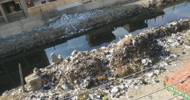 بالصور.. شكوى من تراكم القمامة وطفح الصرف الصحى فى سقارة بالبدرشين
