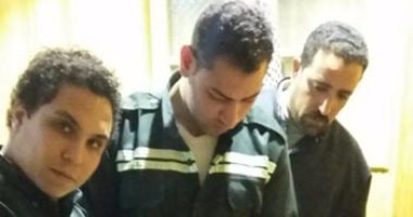 بالصور.. مسعفان يسلمان 15 ألف جنيه عثرا عليها فى حادث بكفر الشيخ