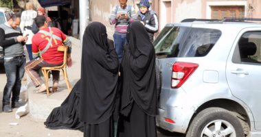 بالصور.. أسرة الإرهابى عادل حبارة تعتدى على الصحفيين أمام مشرحة زينهم