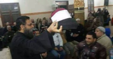 بالصور.. قس بالدقهلية يضع عمامة شيخ أزهرى فوق عمامته قائلا: هذا علم مصر