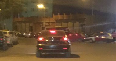 قارئ يرصد سيارة تسير بدون لوحات وزجاج معتم فى شوارع الزقازيق